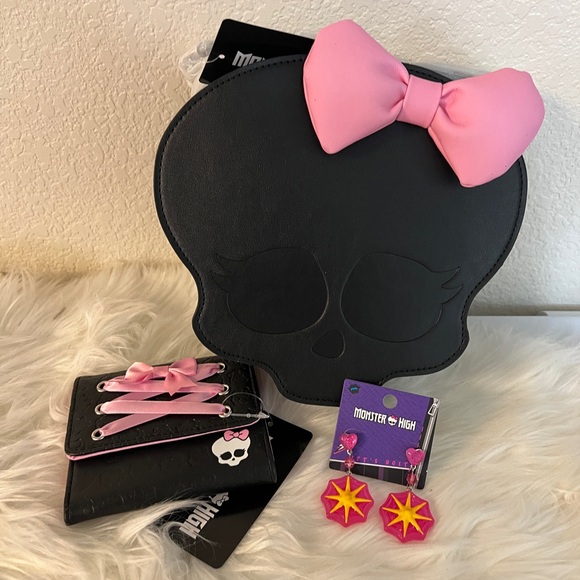Monster High Skullette Figural Crossbody Bag & Wallet, Draculaura Earrings - Picture 1 of 9